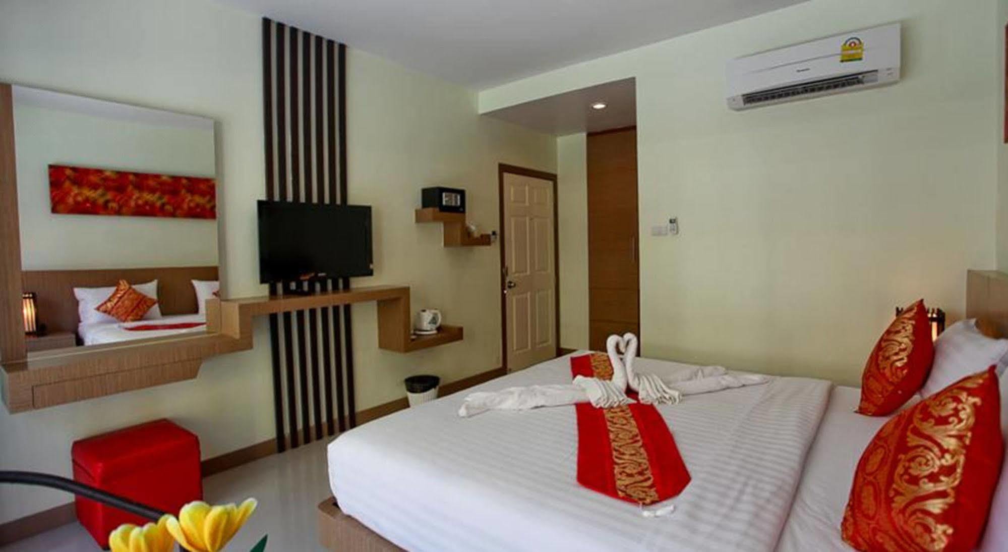 Pimrada Hotel Patong Екстериор снимка